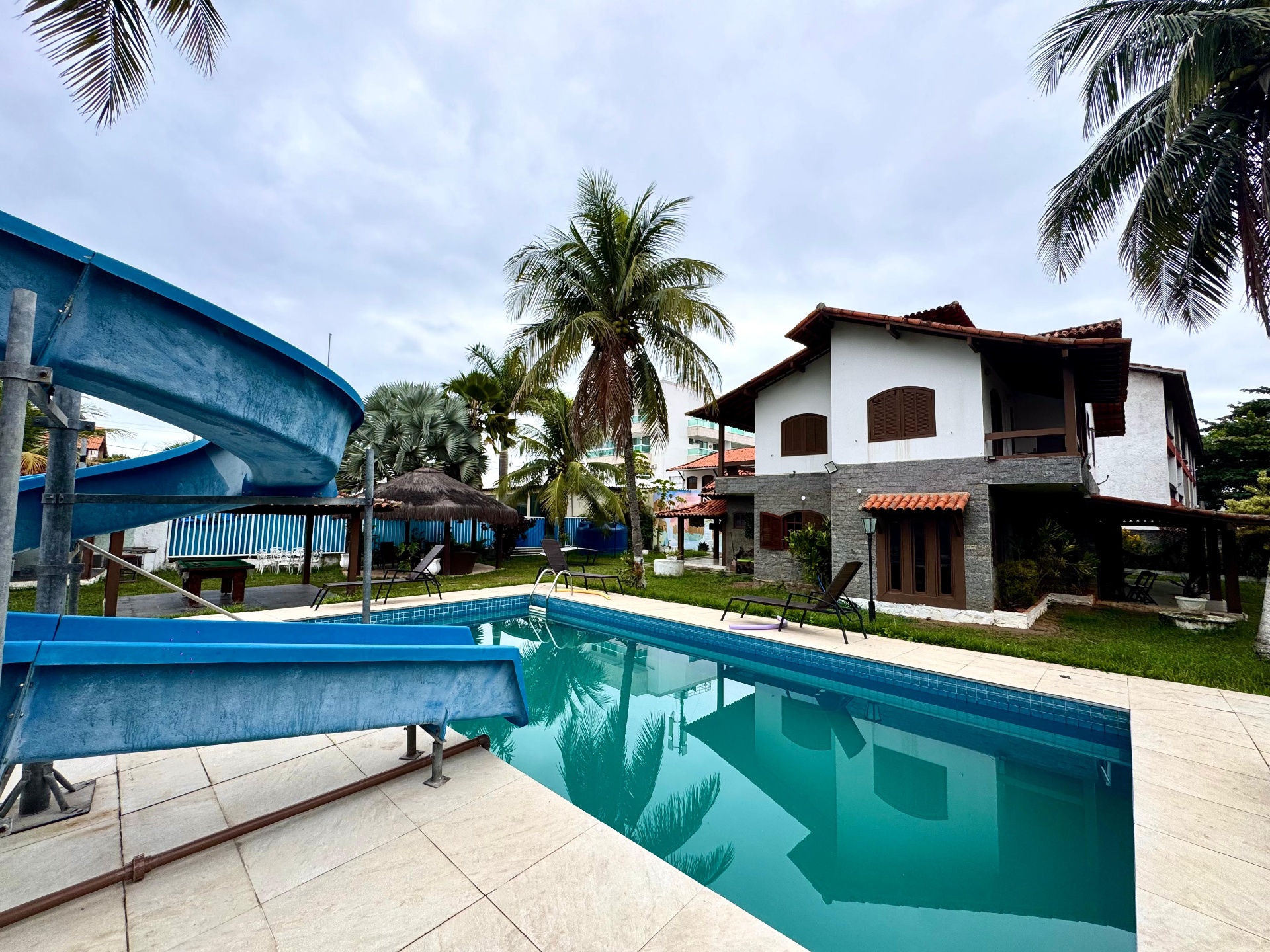 Salt House — piscina e palmeiras