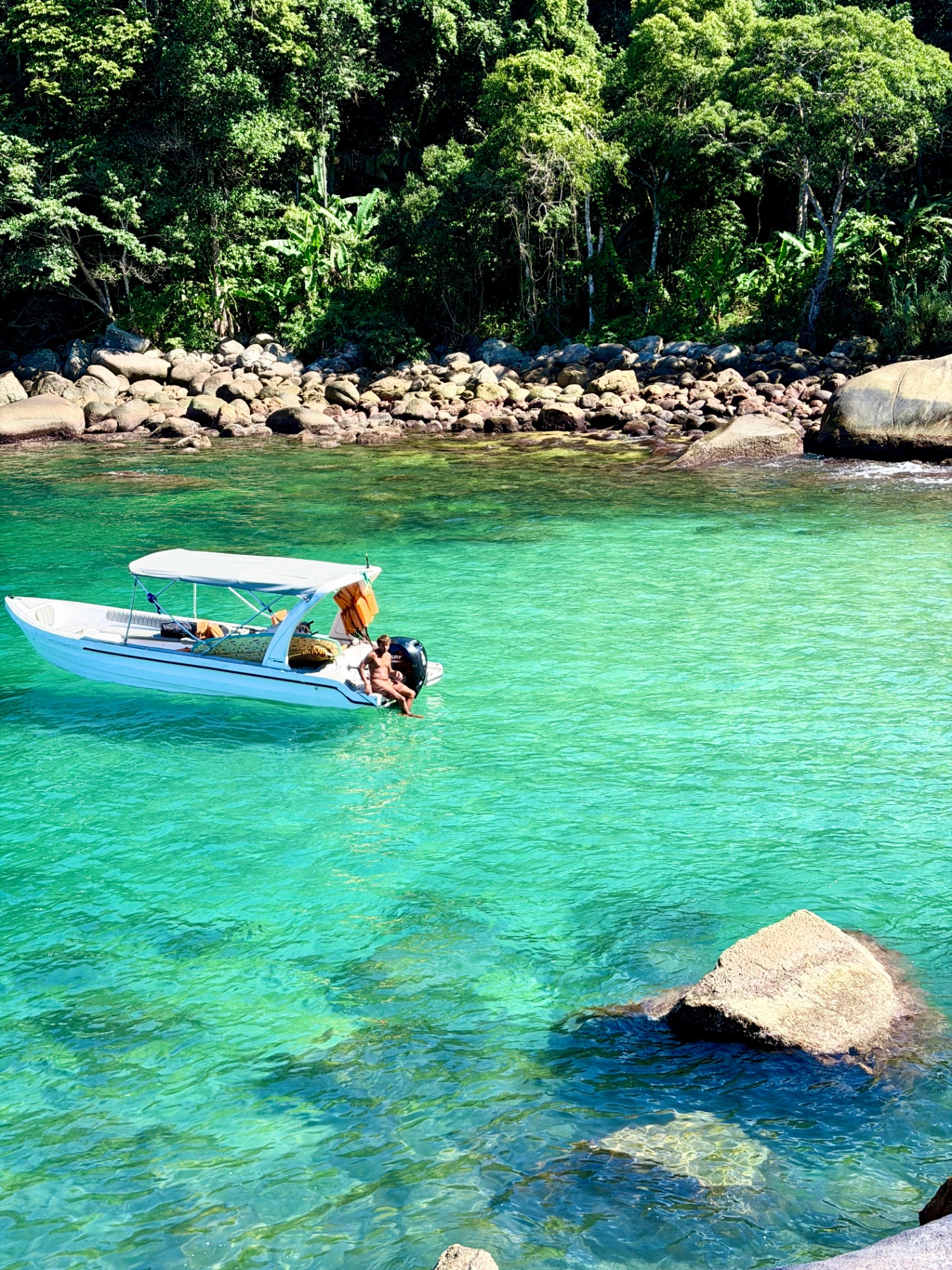 Barco Mar Azul 2 navegando em Ilha Grande